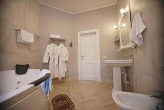 Гостиница Гранд Кавказ Отель Нальчик Люкс с кроватью размера "queen-size" и гидромассажной ванной-8